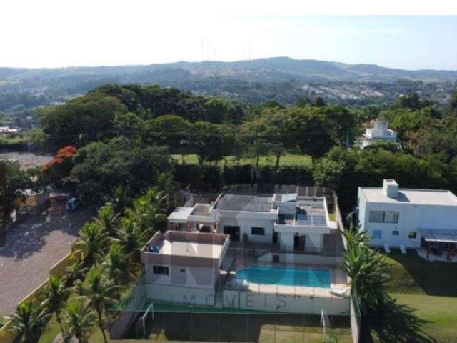 Linda casa térrea à venda no bairro Pinheirinho em Vinhedo/SP.