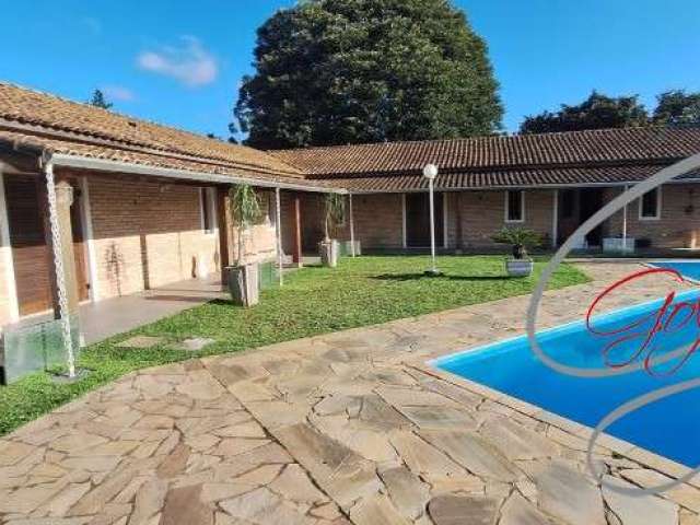 Chácara a venda, caucaia do alto, cotia, 470 m² a/c, 1.800 m² a/t, 4 dormitórios espaçosos, 3 suítes, sala com lareira, casa toda avarandada coberta.