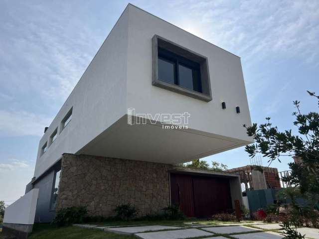 Casa diferenciada em condômino Serra Azul.