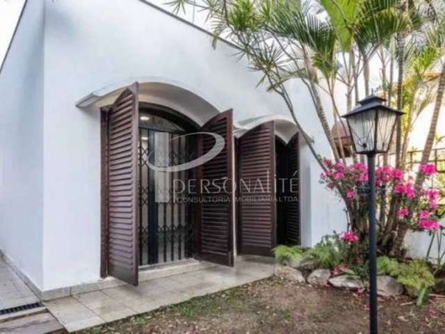 Casa á Venda, 250m2, 3 quartos, 4 banheiros, 3 vagas, jardim de inverno, sala de almoço,  estilo med