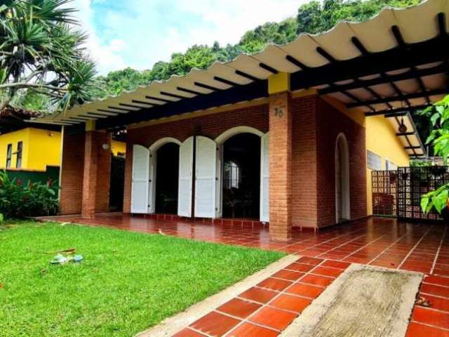 Casa térrea à venda no Condomínio Jardim Albamar em Guarujá.