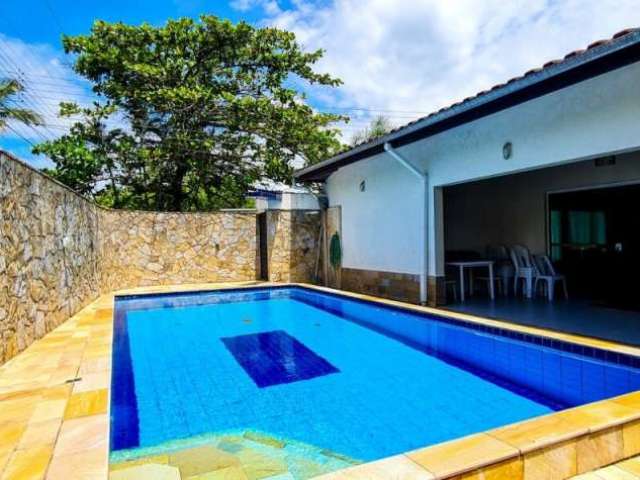 Casa térrea à venda no Jardim Albamar em Guarujá.