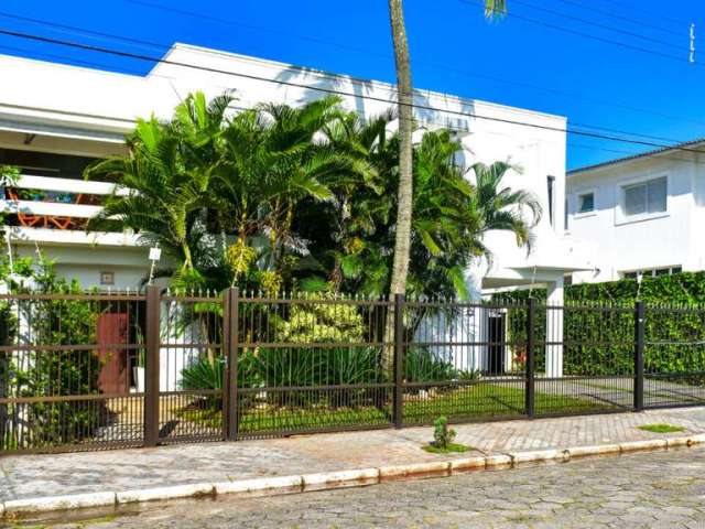 Casa À VENDA bem perto da  praia da Enseada em Guarujá.