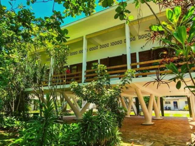 Casa com arquitetura diferenciada à venda na praia de Guarujá