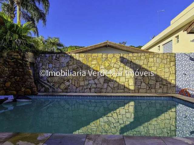 Casa térrea à venda no Condomínio Albamar em Guarujá.