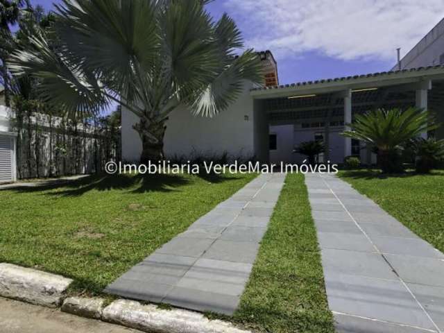 Casa térrea, frente praça,  À VENDA no Acapulco Guarujá