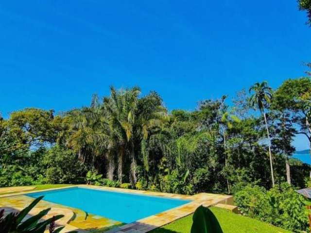 Casa à VENDA no Condomínio Iporanga em Guarujá.