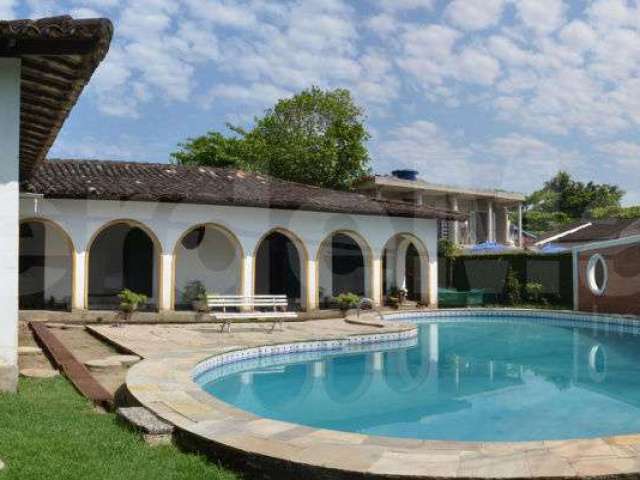 Casa térrea a venda na praia do Pernambuco em Guarujá.