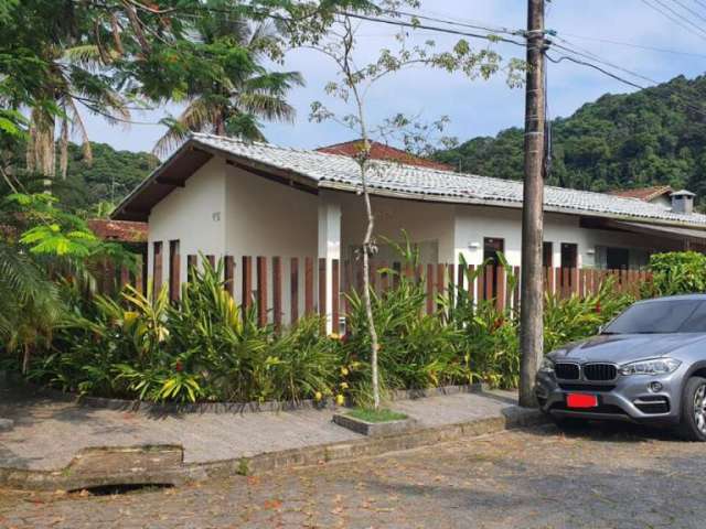 Casa à venda no Condomínio Albamar em Guarujá.