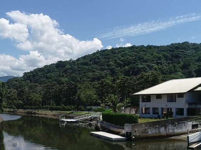 Casa para término de construção no Residencial Marina Guarujá no canal de Bertioga.