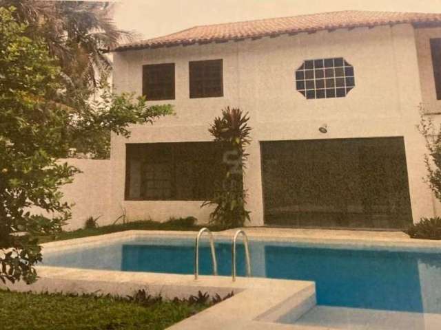 Casa no Cafubá de 3 quartos, ampla com 247 m², vazia, piscina.