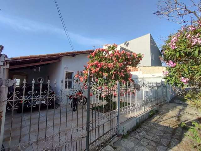 Excelente casa térrea com amplo quintal e piscina no Jardim Simus