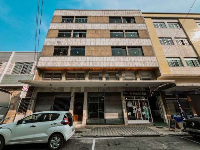 Apartamento Amplo com 2 Quartos para alugar, 84 m² por R$ 1.000/mês - Centro - Juiz de Fora/MG