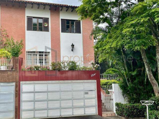 Linda casa em área nobre, com 3 dormitórios, 1 suíte, 4 banheiros e 2 vagas.