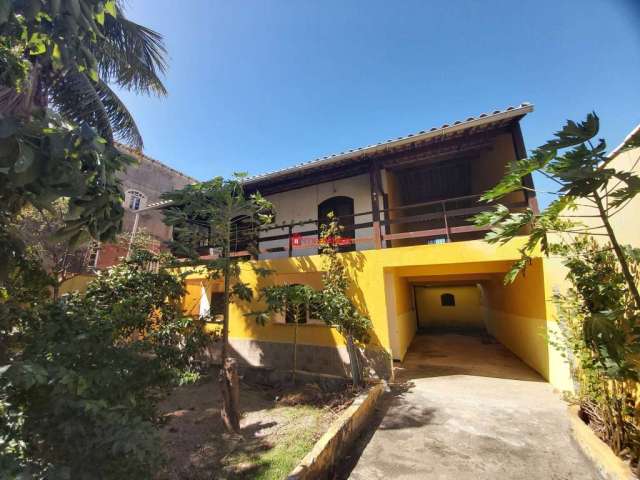 Excelente casa com 4 quartos e quintal.