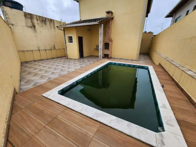 Casa sobreposta térrea perto da praia - com churrasqueira  e piscina