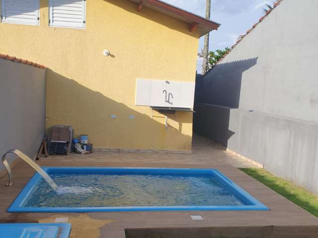 Casa na praia com piscina, churrasqueira e corredor laterla privativo