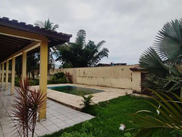 Linda casa com piscina, churrasqueira e quadra esportiva