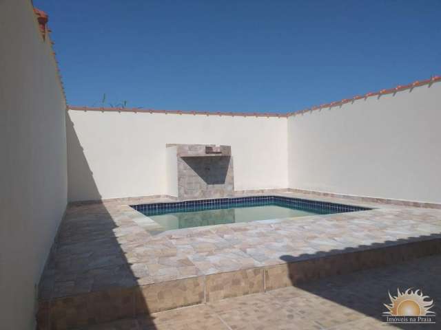 Linda casa na praia lado praia com piscina e churrasqueira