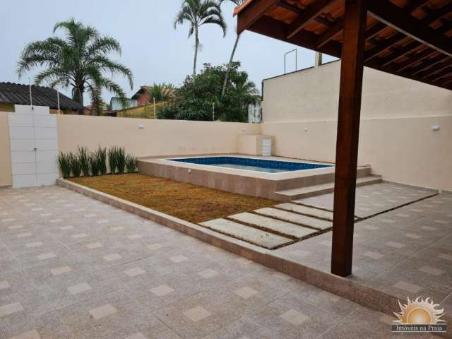 Linda casa com ampla piscina e churrasqueira