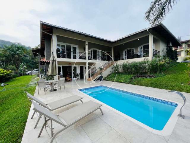 Casa espaçosa e elegante em terreno amplo no Atiradores