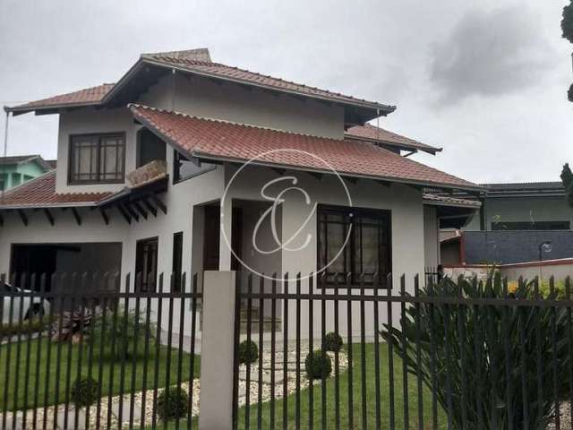 Encantadora Casa Averbada à Venda no Bairro Iririu, Joinville/SC - Espaço e Conforto em um Ambiente