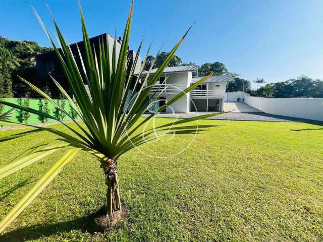 Casa Ampla com Terreno Grande à Venda em América, Joinville, SC