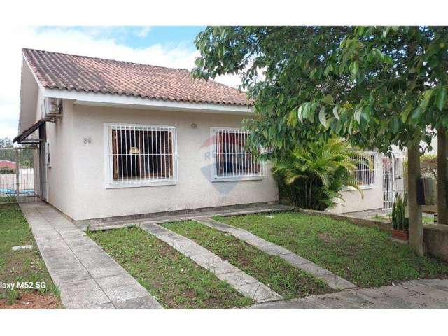 Casa 2 dormitórios, com 1 suíte, piscina aos fundos.