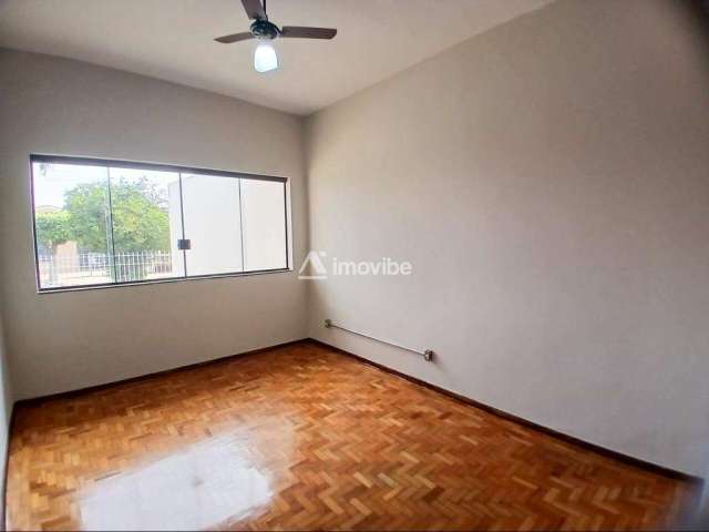 Casa Comercial/Residencial, 2 Salas, 1 Quarto, 1 Cozinha, 1 Banheiro, 2 Vagas garagem