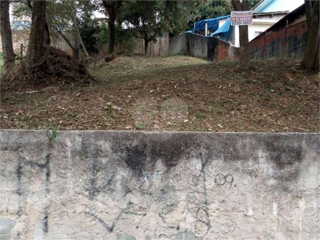 Terreno para venda bem localizado em rua residêncial próximo ao horto florestal