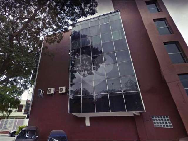 Prédio inteiro comercial na Vila Guilherme com 10 salas. Elevador. 10 vagas.