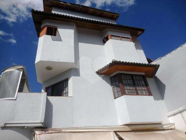 Lindo sobrado com piscina no residencial Santa Terezinha