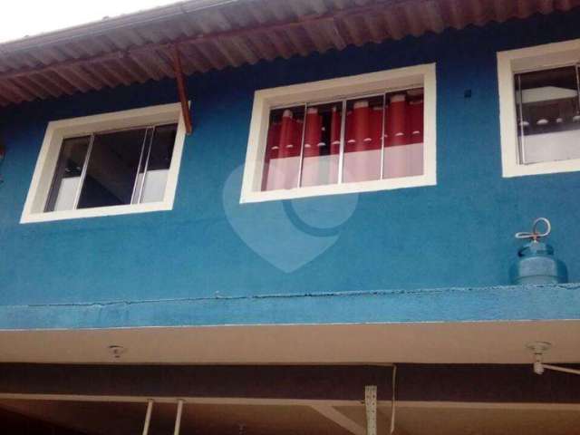 Casa térrea, em rua larga, no bairro de Santa Teresinha