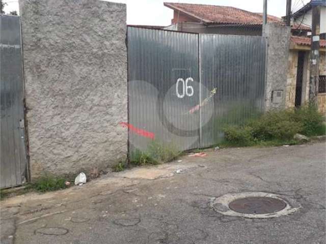 Condomínio fechado, sendo 14 casas, com 1 dormitório,cozinha, banheiro, lavanderia,1 vaga,