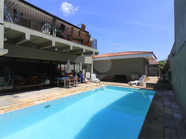 Casa térrea à venda com piscina, 4 quartos na região da lapa.