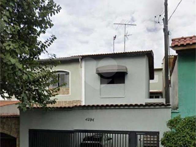 Excelente terreno com duas ótimas casas com 06 vagas de garagem.