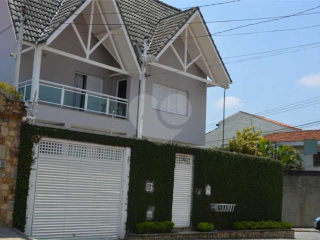 Sobrado de alto padrão com piscina, sauna e churrasqueira