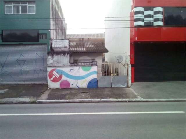 Casa térrea na avenida Engenheiro Caetano Alvares, com 2 entradas/ saídas na rua de trás do imóvel.