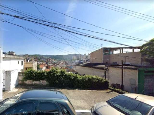 Terreno com uma casa que precisa de reforma