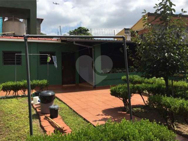 Casa térrea, bem arejada  3 dormitórios com uma suíte, 2 vagas, rua tranquila,