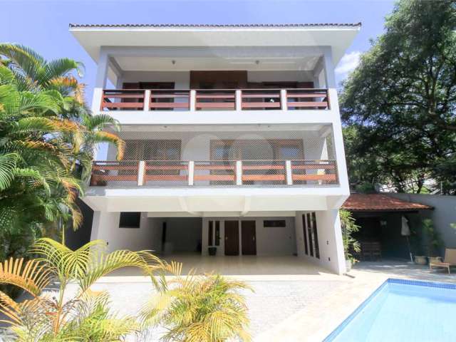 Casa à venda reformada com 4 quartos (suítes), piscina e 6 vagas no city américa