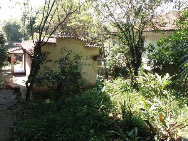 Casa térrea à venda em local tranquilo e arborizado