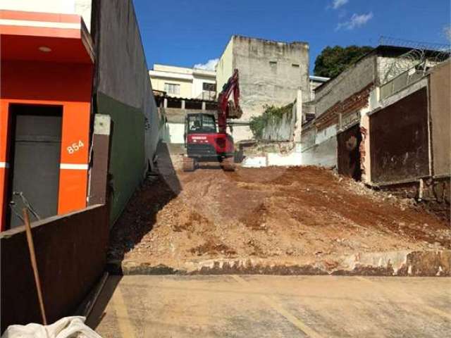 Terreno em zona comercial