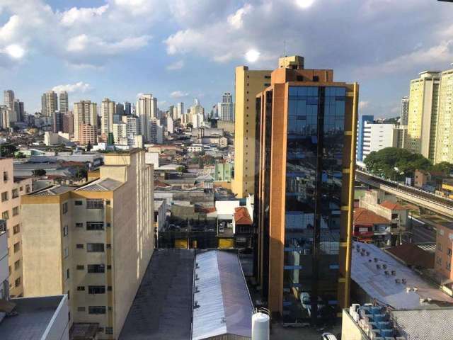 Sala comercial. 300 metros do Metrô. Com móveis e dois banheiros. Andar alto.