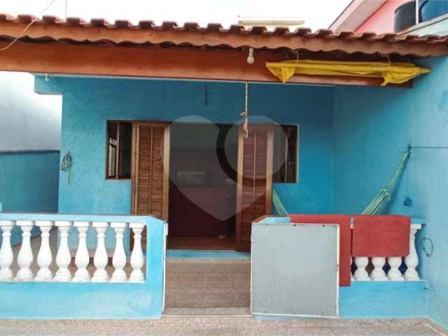 Casa térrea  com 2 dormitórios, sala, cozinha, banheiro e lavanderia com churrasqueira no quintal