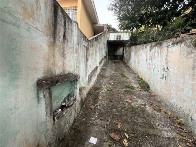 Terreno com uma casa térrea com 3 quartos e 3 vagas de garagem