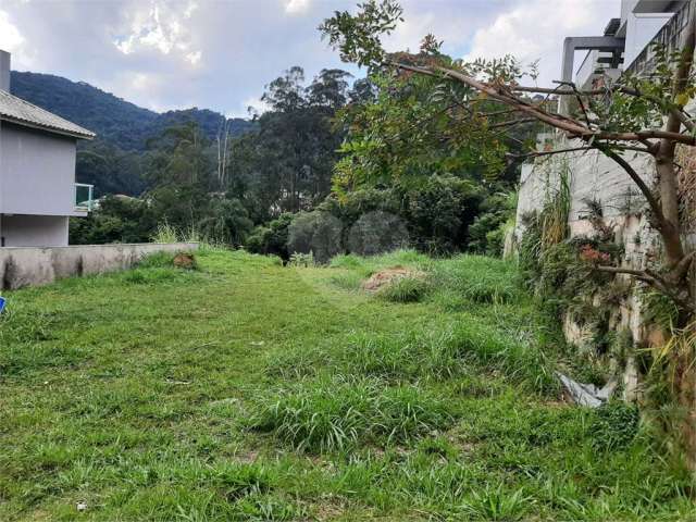 Terreno plano todo nivelado, com árvores devidamente removidas, e com 897 metros quadrados de área