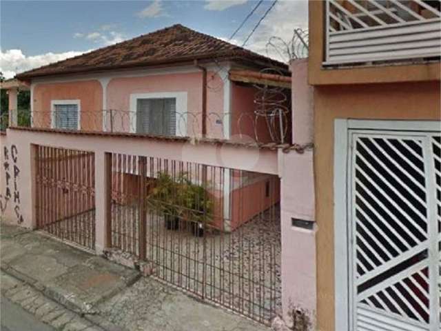 SUPER OPORTUNIDADE PARA INVESTIDORES! - Casa Principal + 3 casas de fundos para locação