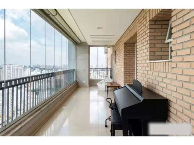 Apartamento de Altíssimo Padrão com Vista Única.