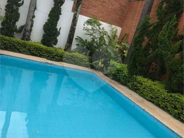 Casa em condomínio à venda em Alphaville com 4 suítes e 4 vagas